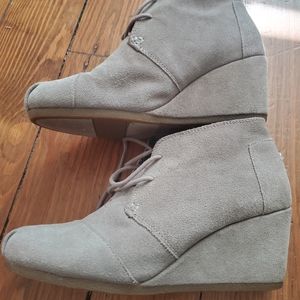 Womens Tom's suede taupe wedge booties size 8.5w